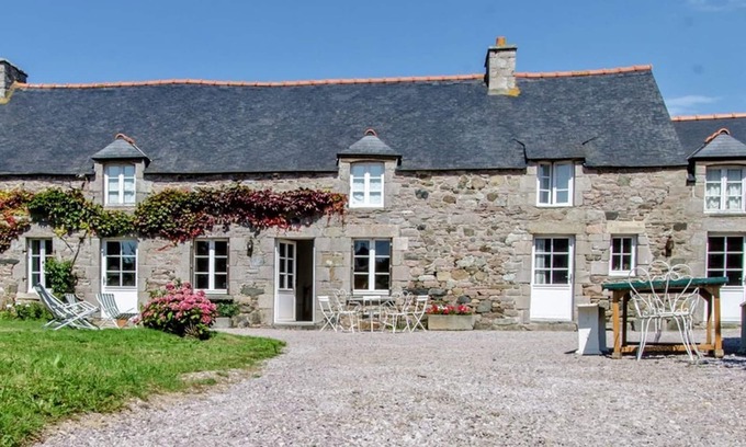 Plevenon House | Charming longère, quiet location, sleeps 10-12, Cap Fréhel. Beaches and GR 34 5 minutes away.