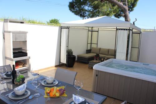 Luz de Tavira Apartment | Charming Luz House - T2 apartment with jacuzzi