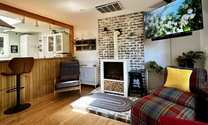 Mount Vernon House | Charming, Newly updated 3 BR Home on a corner lot in Mount Vernon