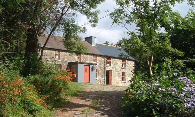 Ahakista Cottage | Charming old cottage overlooking Dunmanus Bay