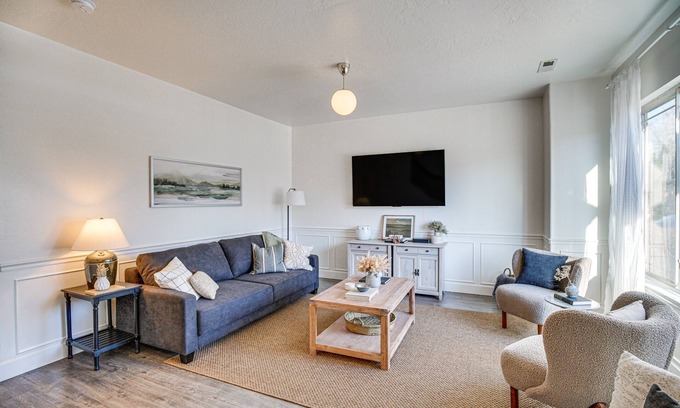 Sunset Heights House | Charming Orem Townhome: 5 Mi to BYU!