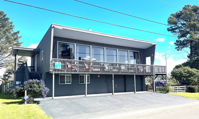Long Beach House | Charming Private Home - Walk to DT and the Beach!