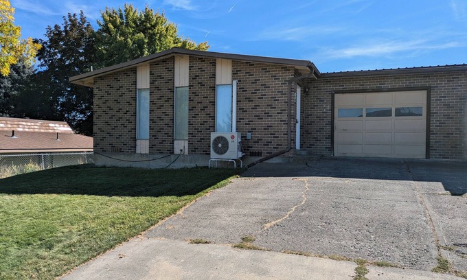 Pendleton House | Charming,Quiet,spacious 3-bedroom duplex minutes to all the Events in Pendleton