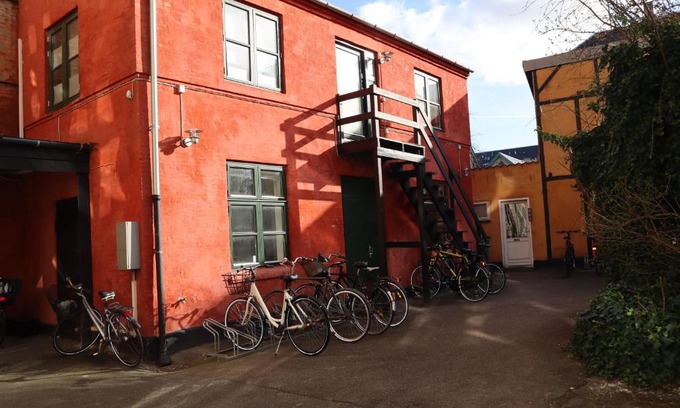 Frederiksberg C Apartment | Charming Red Courtyard Apartment