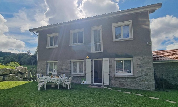 Marlhes Cottage | Charming Renovated Cottage with Private Garden, Wifi included