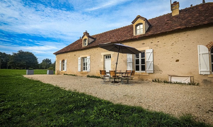 Belabre Cottage | Charming Rural Retreat with Shared Pool - 3 BR, Private Garden, Close to Nature Parks
