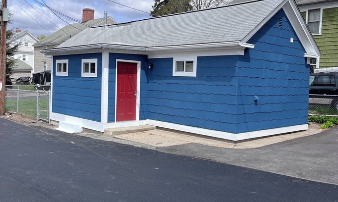 Manville Cottage | Charming single family Cottage, pet friendly w fenced in yard,