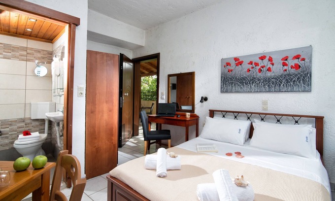 Limenas Chersonisou Apartment | Charming Studio 2 minutes walk from a sandy beach