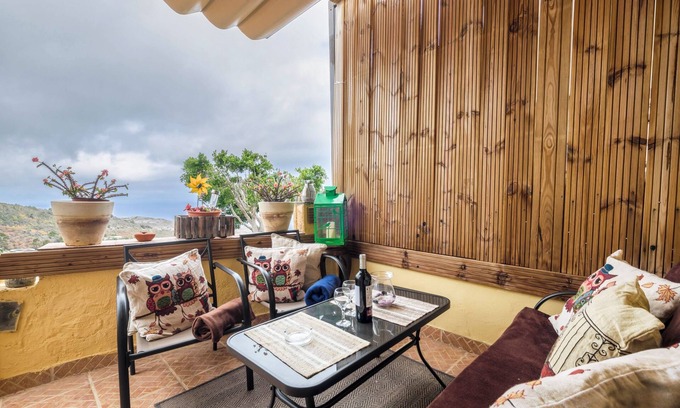 La Guancha Apartment | Charming Studio Apartment ‘Casa Carmelita’ with Terrace, Ocean Views & Wi-Fi