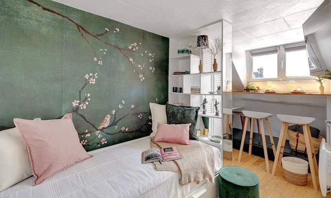 2nd Arrondissement Apartment | Charming Studio Overlooking Place des Victoires