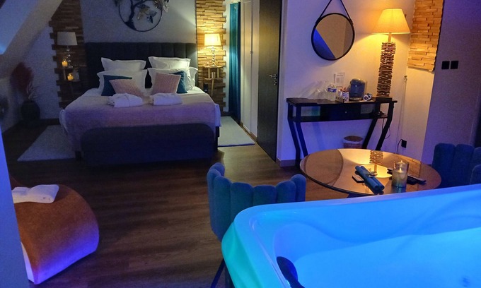 La Vraie-Croix Bed & Breakfast | Charming suites with SPA and private sauna in a manor house.