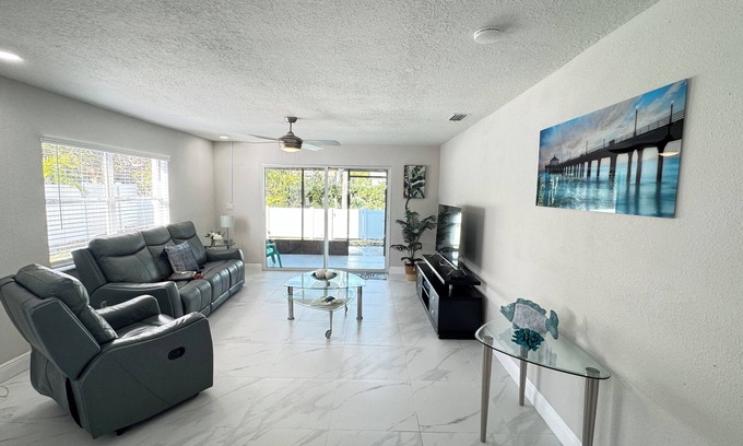 Oldsmar House | Charming Two bedroom house near Beaches and Tampa Bay attractions.