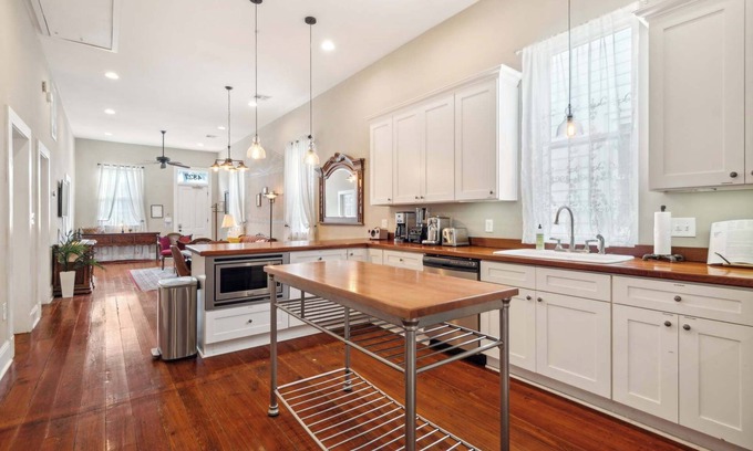 West Riverside House | Charming Victorian House w Heated Pool 4br|2ba