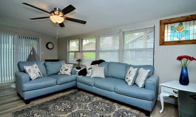 Vacation Village Villa | Charming Villa near Disney, pool, 4 beds, sleeps 5