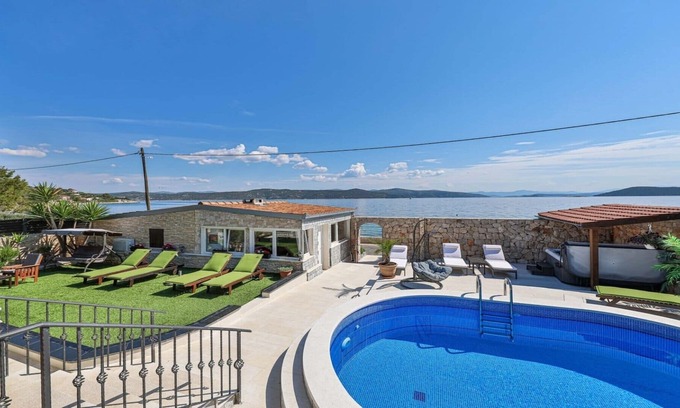 Drvenik Mali Villa | Charming Villa Pinia with pool and jacuzzi