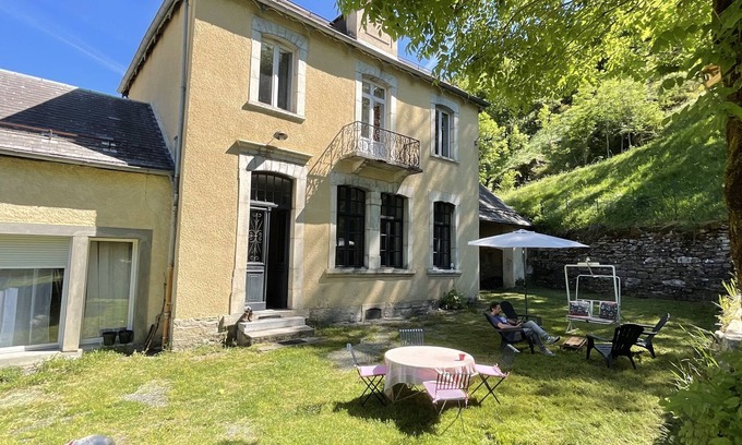 Mayregne House | Charming village school for 10 people