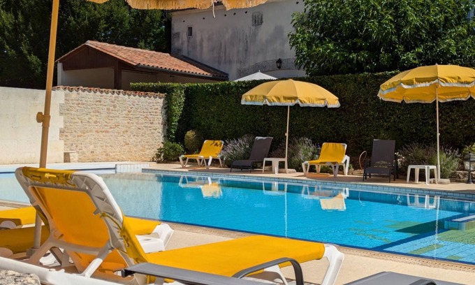 Saint-Cybardeaux Cottage | Charming Vineyard Cottage with Pool, Garden & Modern Amenities in Saint-Cybardeaux