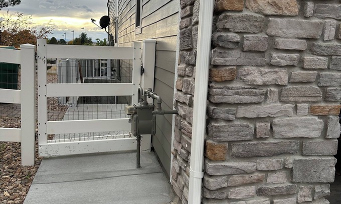 Aurora Apartment | Charming walkout basement in a beautiful Murphy Creek Golf course neighborhood.