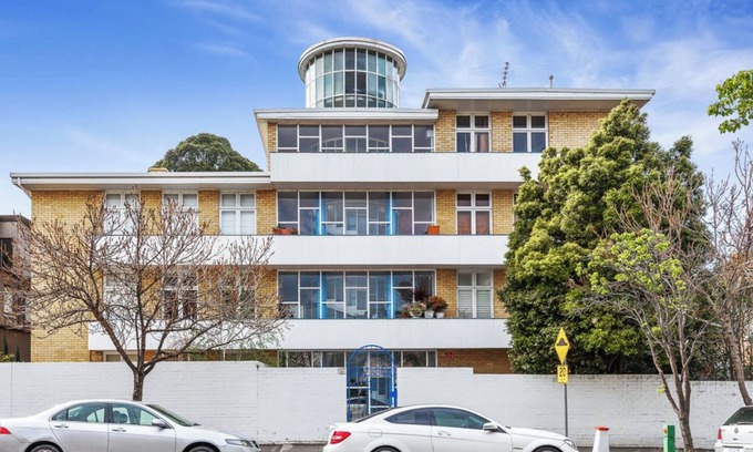 Toorak Apartment | Charming, well priced, recently renovated 1-bedroom deco apartment in Toorak