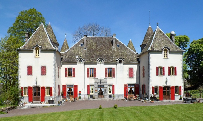 Aveze Other | Chazelles Castle from the 17th century in a park with swimming pool.
