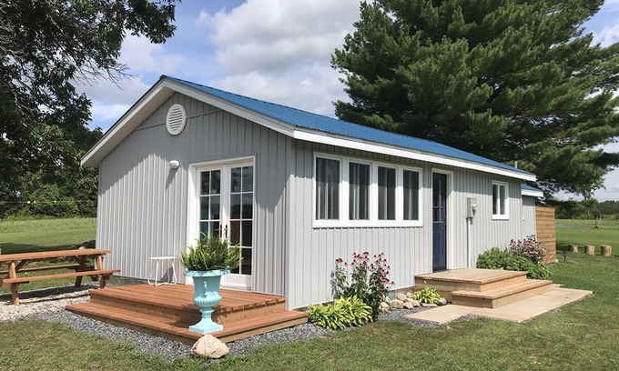 North Glengarry Cottage | Cheerful 2-Bedroom Cottage on Quiet Private Lake