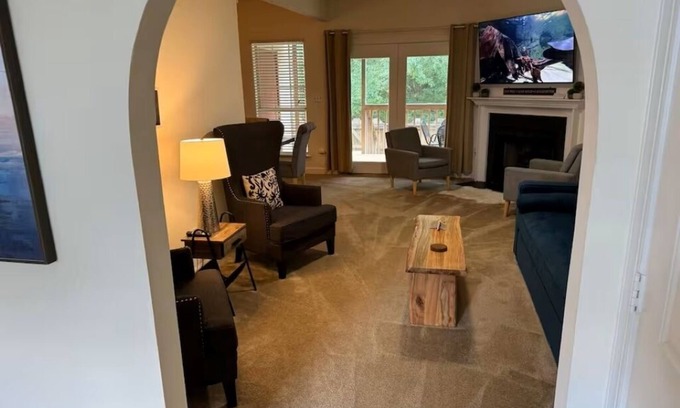 Williamsburg House | Cheerful 2 bedroom townhouse with fireplace