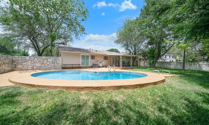 San Antonio House | Cheerful 3-bedroom Home with a Pool! And Game room. North central!