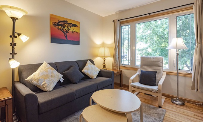 LaSalle House | Cheerful and Cozy 5 bedrooms up to 13 guests Bungalow with Tesla Charger