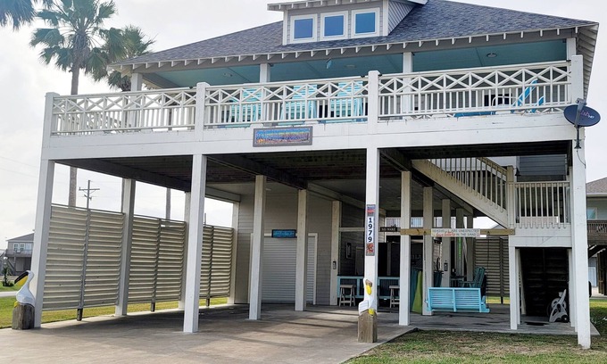 Crystal Beach Cottage | Cheerful Cottage with Breathtaking Views of the Gulf