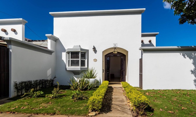 Managua House | Cheerful family friendly home in gated community.