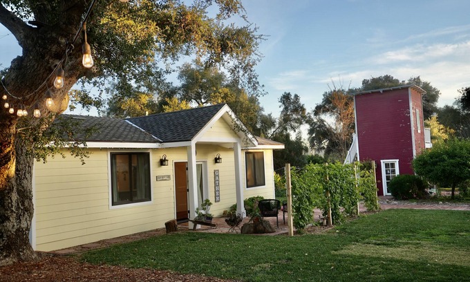 Valley Center Cottage | Cheerful Peaceful 4 BR Country Cottage Farmhouse