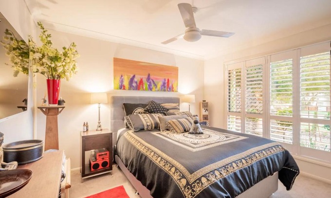 Crows Nest House | Cheerful Room in Crows Nest