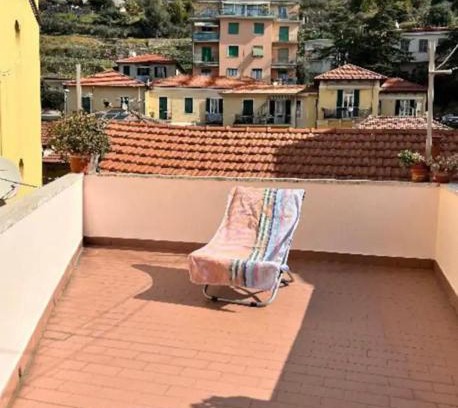 Sanremo Bed & Breakfast | Cheerful Room, Sharing kitchen in a Cosy Family Art House, Ideal for one person or couple