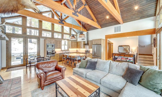 Pateros House | Chelan Mountain Retreat Chalet with Fire Pit!