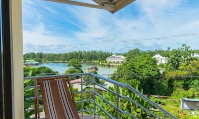 Victoria House | Chez Odet SelfCatering is set on the lake view & 3 mins driving to Catcoco Jetty