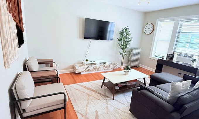 West Ridge Apartment | Chic 1 BD apt in West Rogers Park, Chicago-Near Loyola University