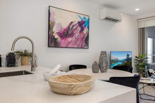 Moonee Ponds Apartment | Chic 1-Bed with Parking, Gym, Pool & City Views