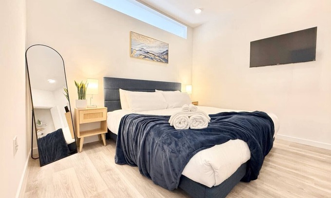 Poplar Apartment | Chic 1BR Old City Apt with King Bed, City View, and Gym