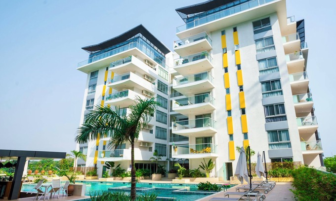 Accra Apartment | Chic 2Bedrooms Resort Style Living- Heart of Cantonments Accra. WiFi/Parking.