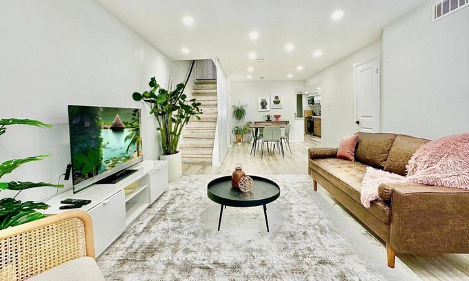 Churchill Meadows House | Chic 2BR Large Apartment/Extra Clean/Parking Incld