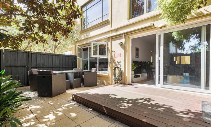 Prahran Apartment | Chic City Escape in Trendy Prahran - Perfect for a Relaxing Stay!