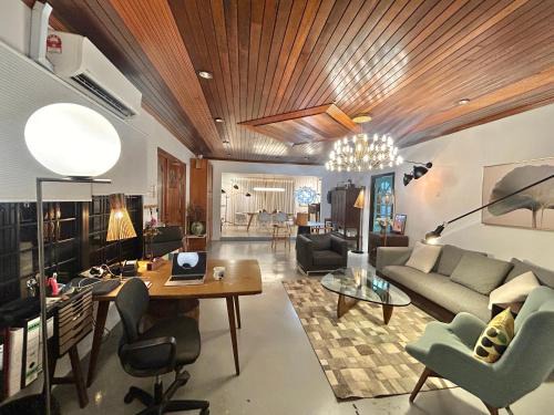 Tunku House | Chic Designer Room in Shared Bungalow SS1 Near LRT Petaling Jaya