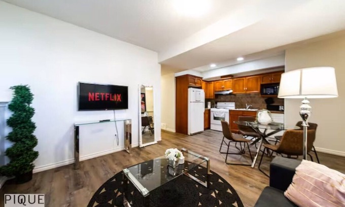Jasper Place House | Chic Modern Vibes - Sleeps 6 - Netfix - Wifi - Long Stays