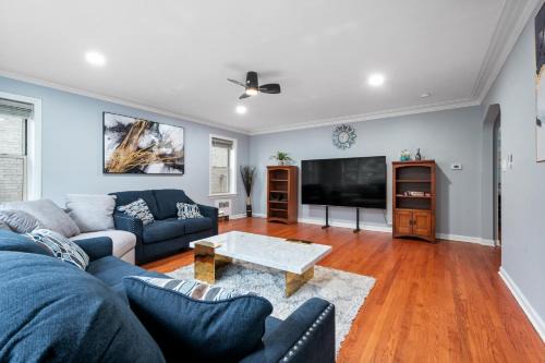 West Ridge Apartment | Chic & Spacious 3-Bedroom Condo-Just 10 Minutes from Downtown Chicago