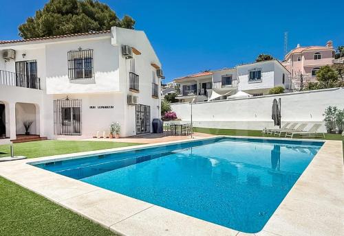 Torreblanca Villa | Chic Villa with pool, garden and parking REMS