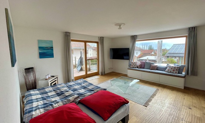 Chieming Apartment | Chiemsee Living - Großzügige, Moderne Ferienwohnung in Seenähe