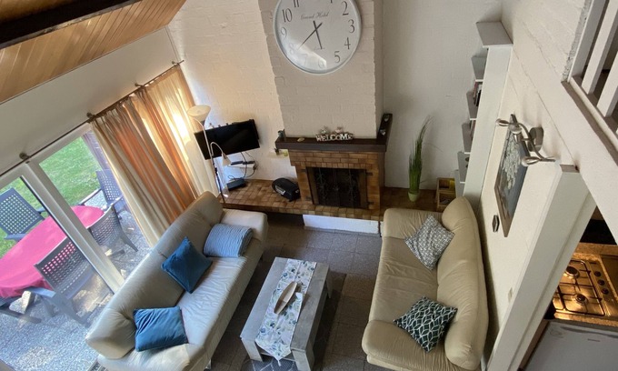 Bruinisse House | Child-friendly comfort holiday home, corner plot, by the sea, free WLAN