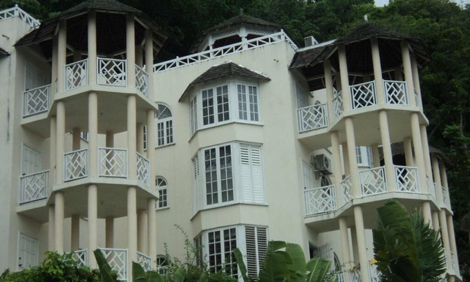 Ocho Rios Condo | Chill on tha hill/free wi fi A/c, free wi fi, gated community