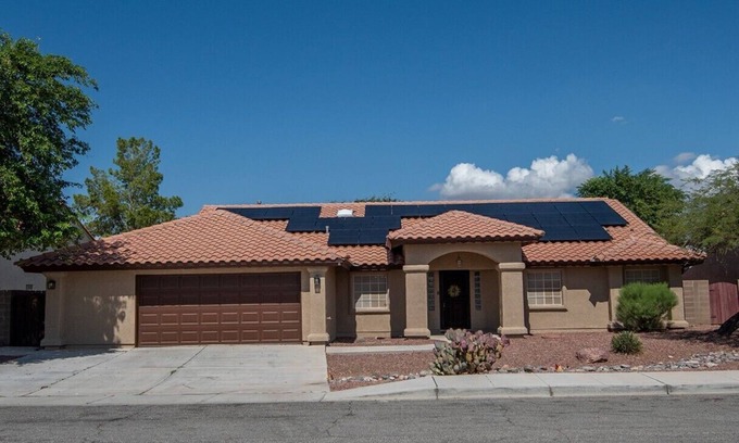 Yuma House | Chill & Splash HousenWelcome to your Private Oasis!