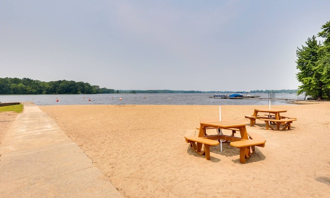 Gloria Glens Park Cottage | Chippewa Lake Cottage w/Fire Pit!